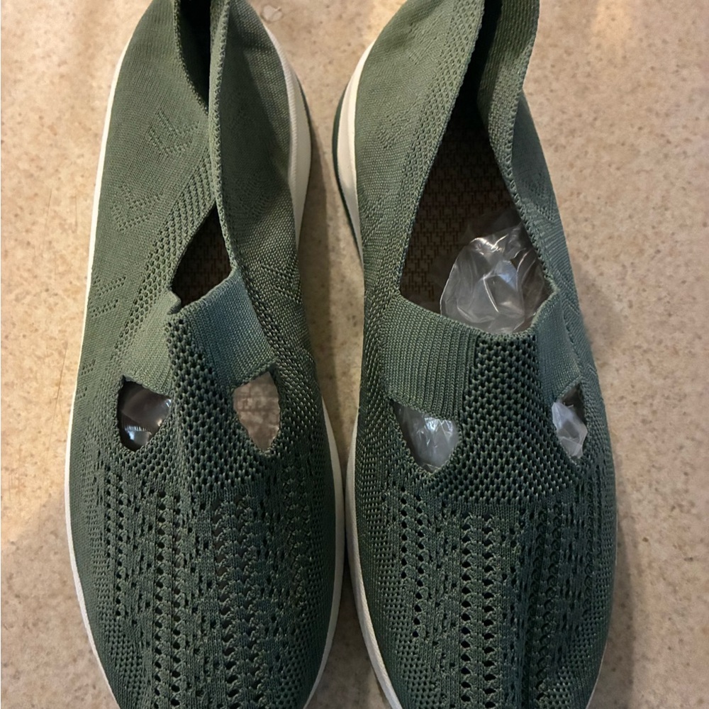 Green Slip-On Breathable Athletic Sneakers Women's Size 40/9 NEW